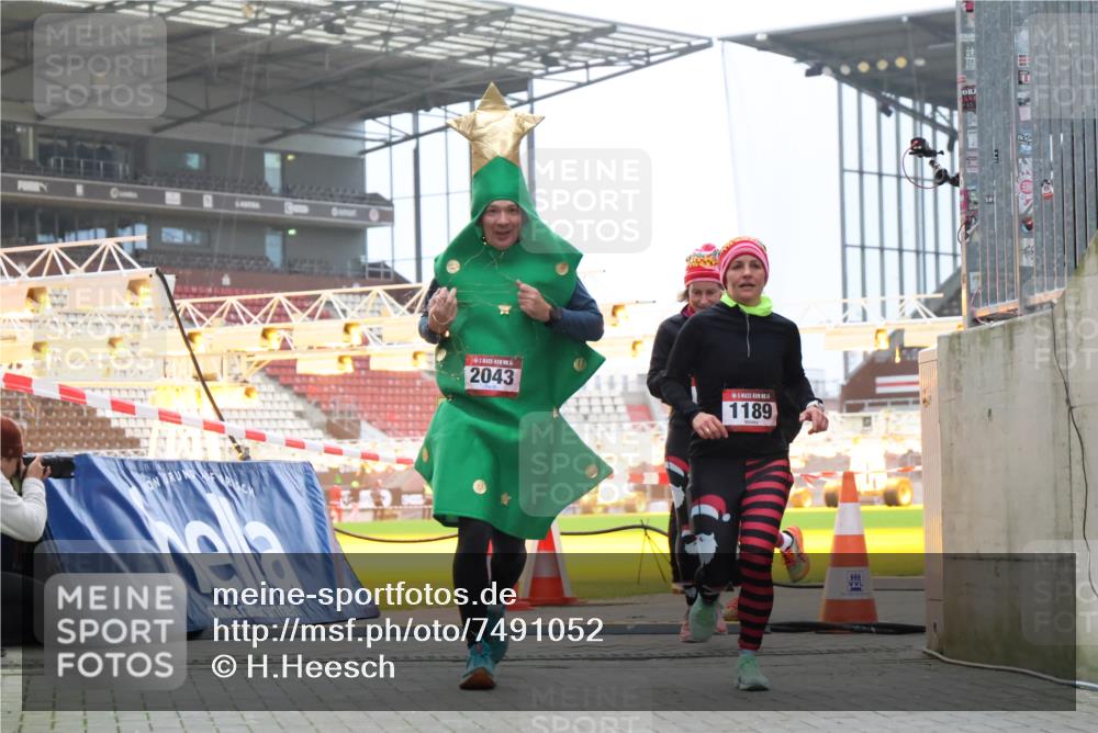 08.12.2024 - St. Pauli X-Mass-Run No. 14 H.Heesch http://msf.ph/oto/7491052 08.12.2024 10:05:09 Ziel 76, 172, 2758, 2937, 3007, 1189, 1355, 2042, 2043 meine-sportfotos.de