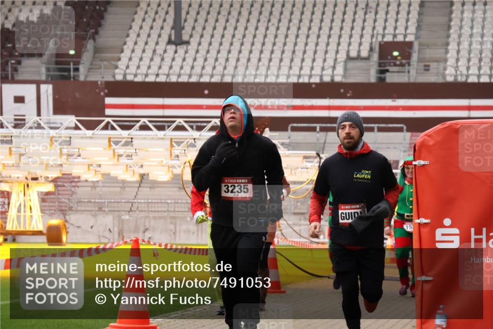 08.12.2024 - St. Pauli X-Mass-Run No. 14 Yannick Fuchs http://msf.ph/oto/7491053 08.12.2024 10:42:16 Ziel 701, 1334, 1528, 2625, 3235 meine-sportfotos.de