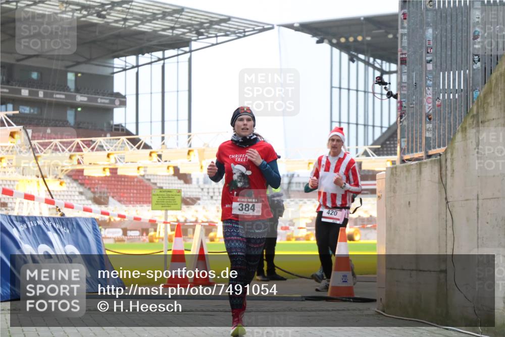 08.12.2024 - St. Pauli X-Mass-Run No. 14 H.Heesch http://msf.ph/oto/7491054 08.12.2024 09:57:14 Ziel 1741, 1754, 2956, 3139, 364, 384, 420, 3022, 3139 meine-sportfotos.de