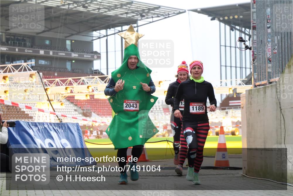 08.12.2024 - St. Pauli X-Mass-Run No. 14 H.Heesch http://msf.ph/oto/7491064 08.12.2024 10:05:09 Ziel 76, 172, 2758, 2937, 3007, 1189, 1355, 2042, 2043 meine-sportfotos.de