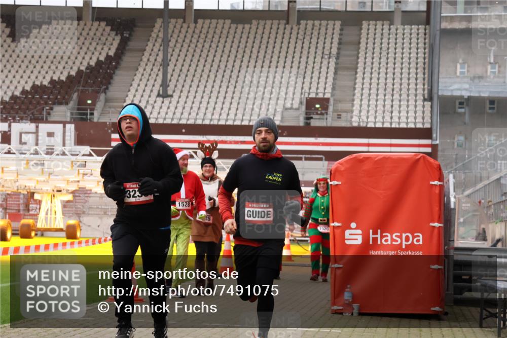 08.12.2024 - St. Pauli X-Mass-Run No. 14 Yannick Fuchs http://msf.ph/oto/7491075 08.12.2024 10:42:17 Ziel 701, 1334, 1528, 3235 meine-sportfotos.de