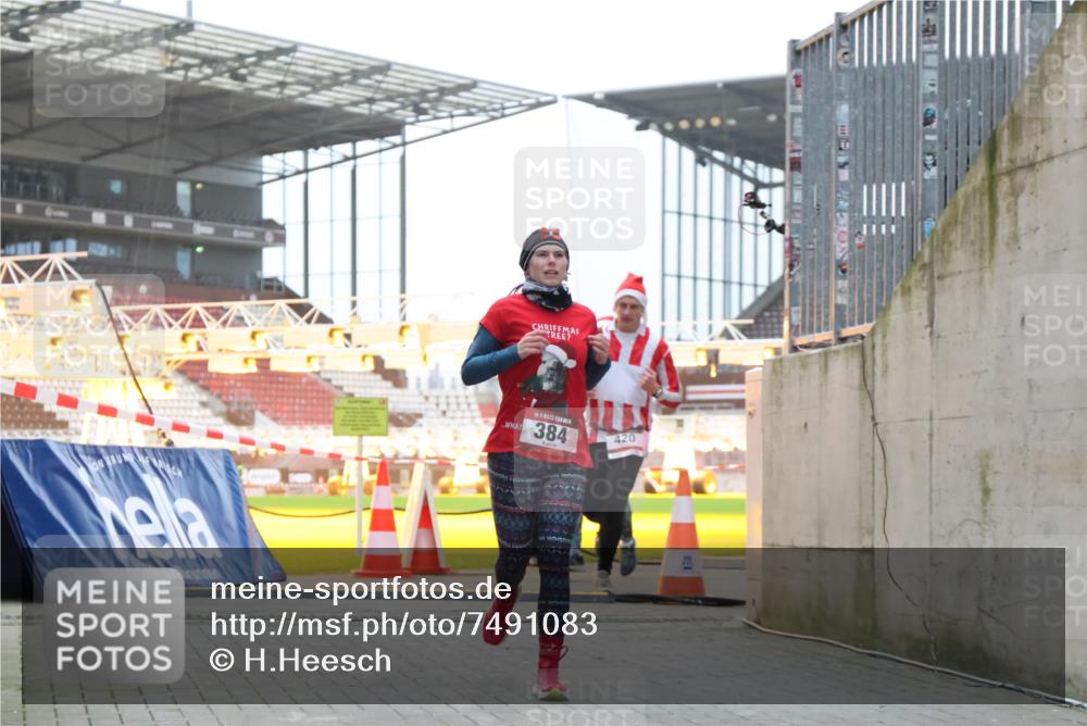 08.12.2024 - St. Pauli X-Mass-Run No. 14 H.Heesch http://msf.ph/oto/7491083 08.12.2024 09:57:15 Ziel 1741, 1754, 2956, 3139, 364, 384, 420, 3022 meine-sportfotos.de