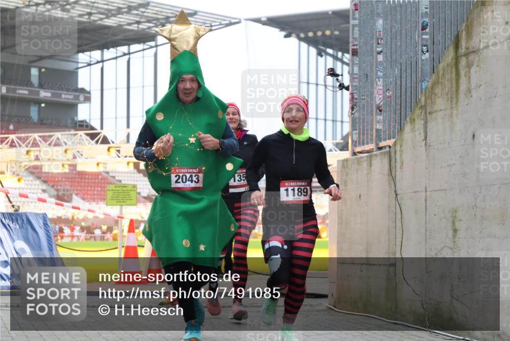 08.12.2024 - St. Pauli X-Mass-Run No. 14 H.Heesch http://msf.ph/oto/7491085 08.12.2024 10:05:10 Ziel 76, 172, 2758, 2937, 3007, 1189, 1355, 2042, 2043 meine-sportfotos.de