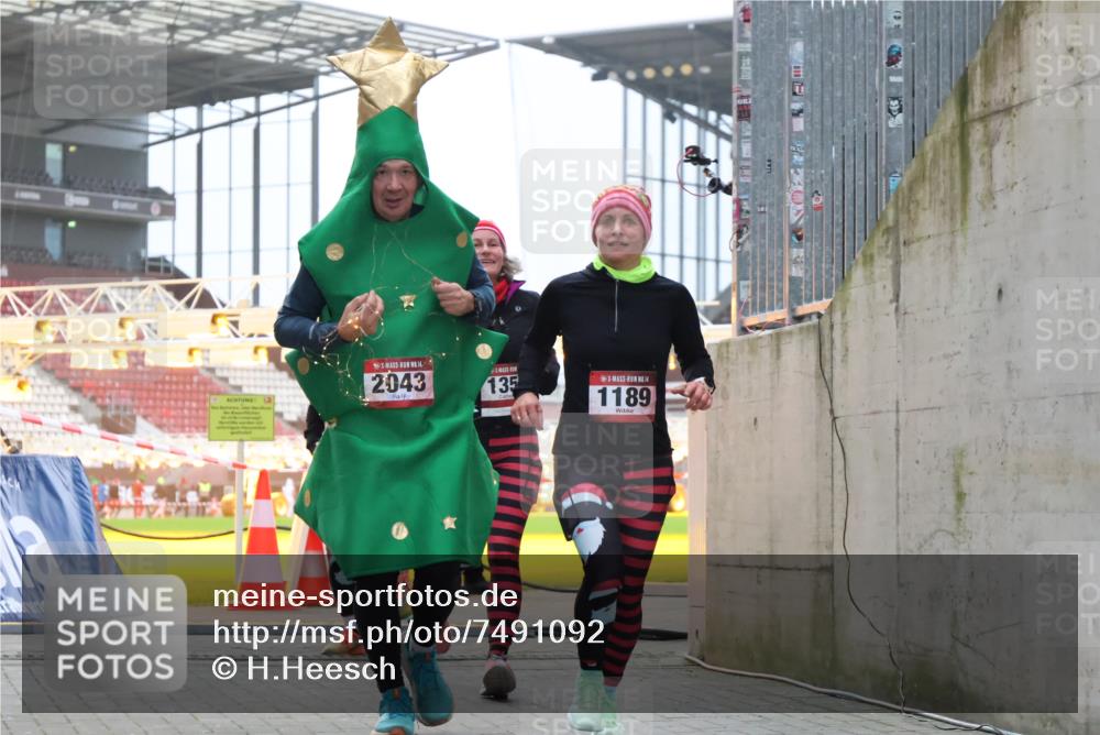 08.12.2024 - St. Pauli X-Mass-Run No. 14 H.Heesch http://msf.ph/oto/7491092 08.12.2024 10:05:10 Ziel 76, 172, 2758, 2937, 3007, 1189, 1355, 2042, 2043 meine-sportfotos.de
