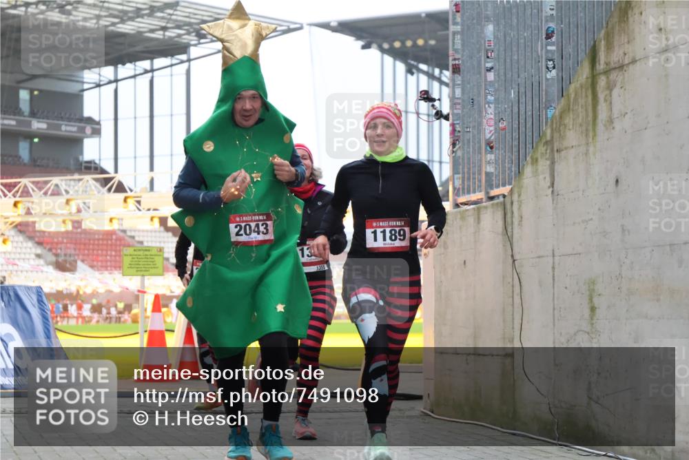 08.12.2024 - St. Pauli X-Mass-Run No. 14 H.Heesch http://msf.ph/oto/7491098 08.12.2024 10:05:10 Ziel 76, 172, 2758, 2937, 3007, 1189, 1355, 2042, 2043 meine-sportfotos.de