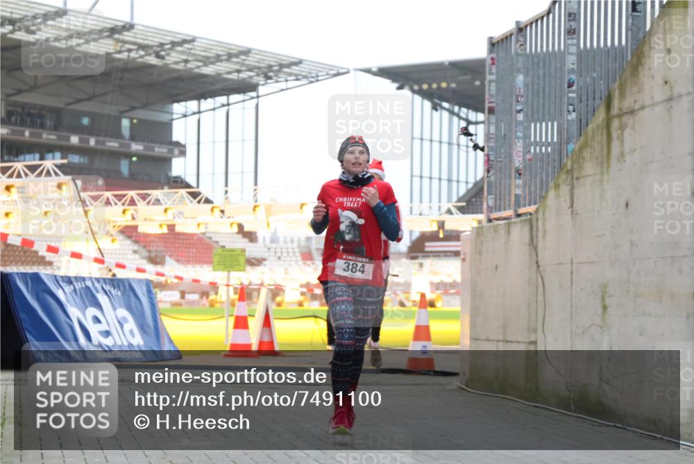 08.12.2024 - St. Pauli X-Mass-Run No. 14 H.Heesch http://msf.ph/oto/7491100 08.12.2024 09:57:15 Ziel 1741, 1754, 2956, 3139, 364, 384, 420, 3022 meine-sportfotos.de