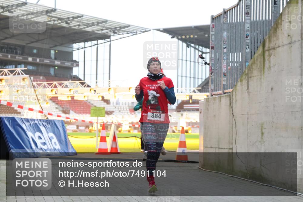 08.12.2024 - St. Pauli X-Mass-Run No. 14 H.Heesch http://msf.ph/oto/7491104 08.12.2024 09:57:15 Ziel 1741, 1754, 2956, 3139, 364, 384, 420, 3022 meine-sportfotos.de
