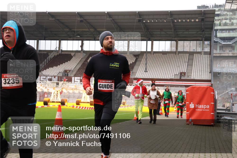 08.12.2024 - St. Pauli X-Mass-Run No. 14 Yannick Fuchs http://msf.ph/oto/7491106 08.12.2024 10:42:19 Ziel 701, 1334, 1528, 3235 meine-sportfotos.de