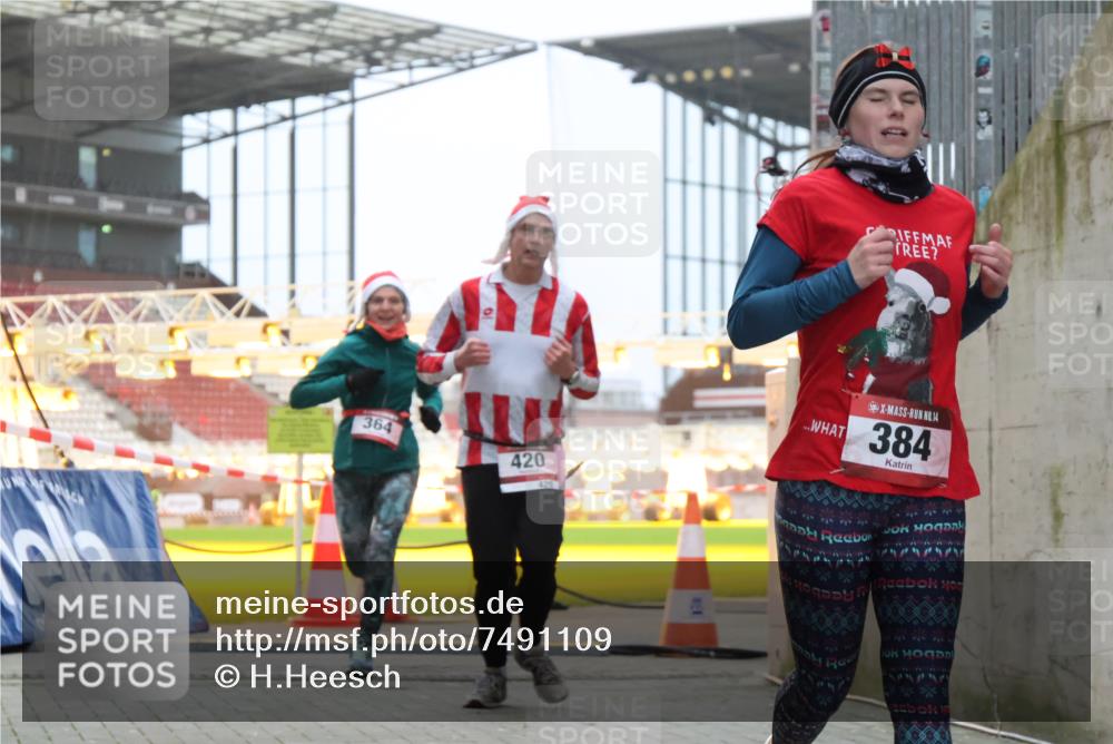 08.12.2024 - St. Pauli X-Mass-Run No. 14 H.Heesch http://msf.ph/oto/7491109 08.12.2024 09:57:16 Ziel 384, 1741, 1754, 2956, 3139, 364, 384, 420, 755, 763, 1982, 3022 meine-sportfotos.de