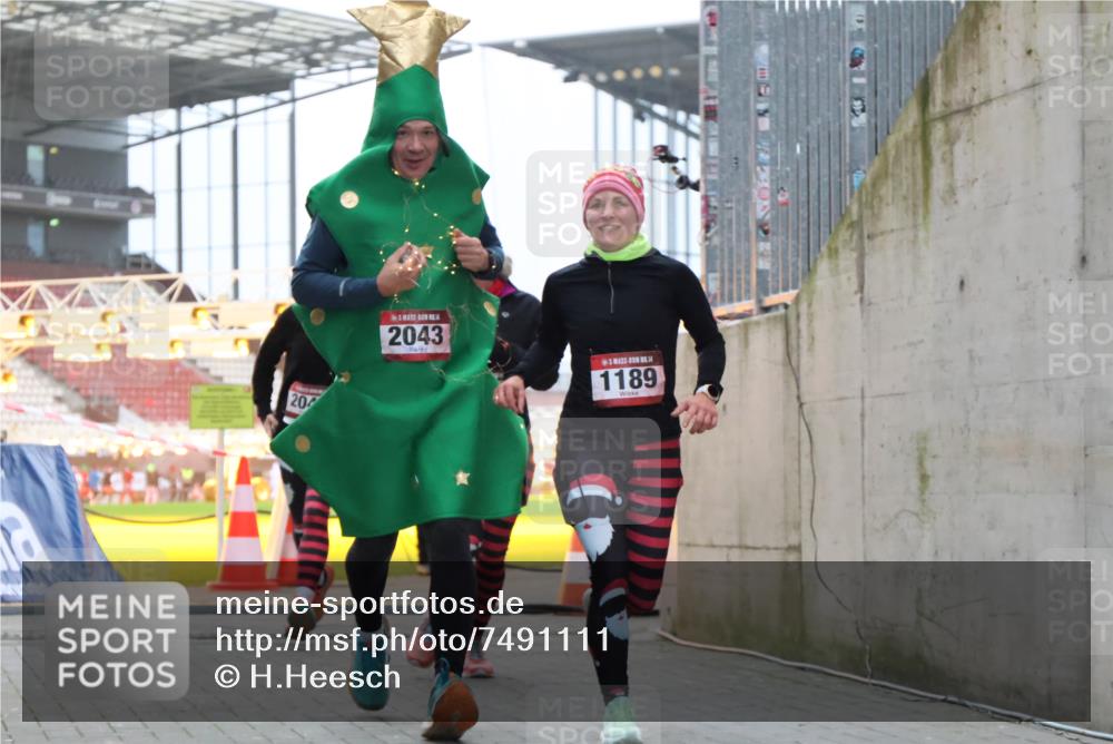 08.12.2024 - St. Pauli X-Mass-Run No. 14 H.Heesch http://msf.ph/oto/7491111 08.12.2024 10:05:10 Ziel 76, 172, 2758, 2937, 3007, 1189, 1355, 2042, 2043 meine-sportfotos.de