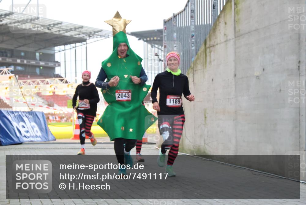 08.12.2024 - St. Pauli X-Mass-Run No. 14 H.Heesch http://msf.ph/oto/7491117 08.12.2024 10:05:11 Ziel 76, 172, 2043, 2937, 1189, 1355, 2042, 2043 meine-sportfotos.de