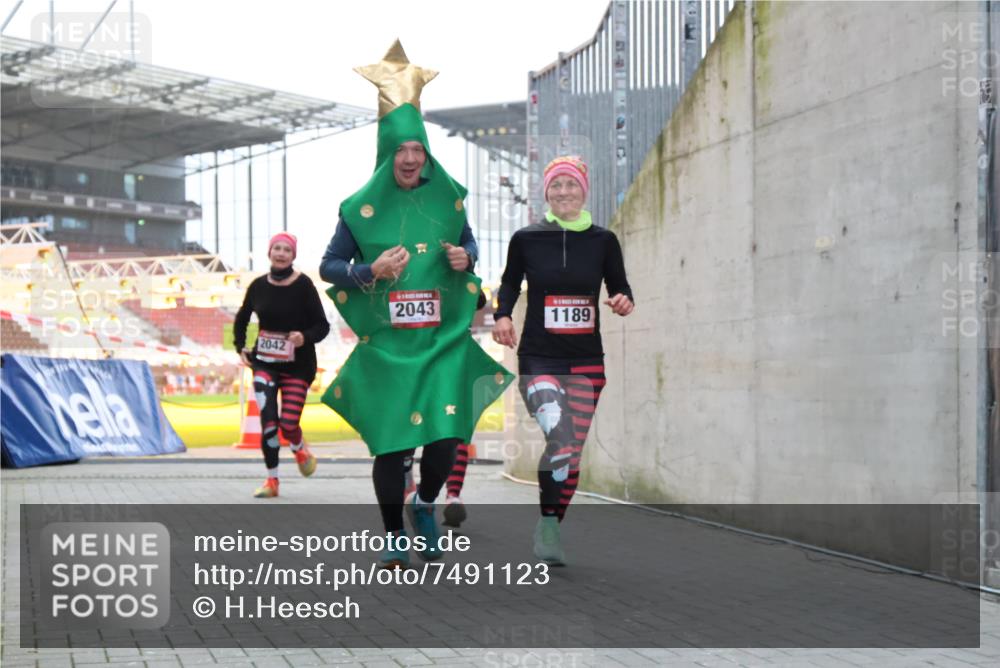 08.12.2024 - St. Pauli X-Mass-Run No. 14 H.Heesch http://msf.ph/oto/7491123 08.12.2024 10:05:11 Ziel 76, 172, 2043, 2937, 1189, 1355, 2042, 2043 meine-sportfotos.de