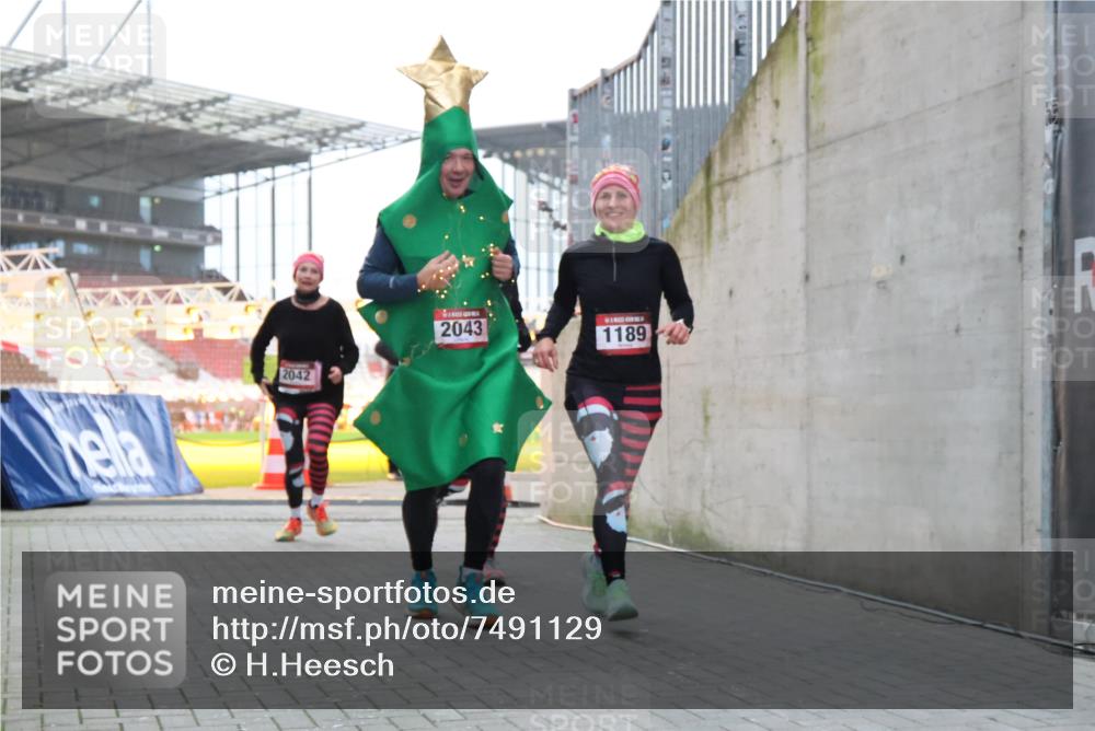 08.12.2024 - St. Pauli X-Mass-Run No. 14 H.Heesch http://msf.ph/oto/7491129 08.12.2024 10:05:11 Ziel 76, 172, 2043, 2937, 1189, 1355, 2042, 2043 meine-sportfotos.de