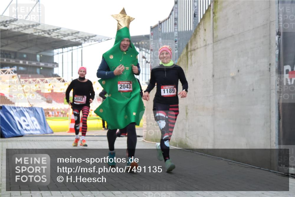 08.12.2024 - St. Pauli X-Mass-Run No. 14 H.Heesch http://msf.ph/oto/7491135 08.12.2024 10:05:11 Ziel 76, 172, 2043, 2937, 1189, 1355, 2042, 2043 meine-sportfotos.de