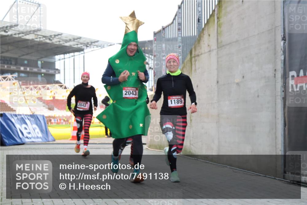 08.12.2024 - St. Pauli X-Mass-Run No. 14 H.Heesch http://msf.ph/oto/7491138 08.12.2024 10:05:11 Ziel 76, 172, 2043, 2937, 1189, 1355, 2042, 2043 meine-sportfotos.de