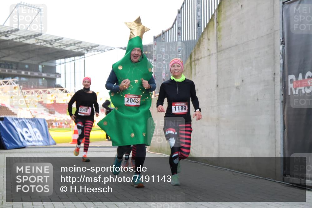 08.12.2024 - St. Pauli X-Mass-Run No. 14 H.Heesch http://msf.ph/oto/7491143 08.12.2024 10:05:11 Ziel 76, 172, 2043, 2937, 1189, 1355, 2042, 2043 meine-sportfotos.de