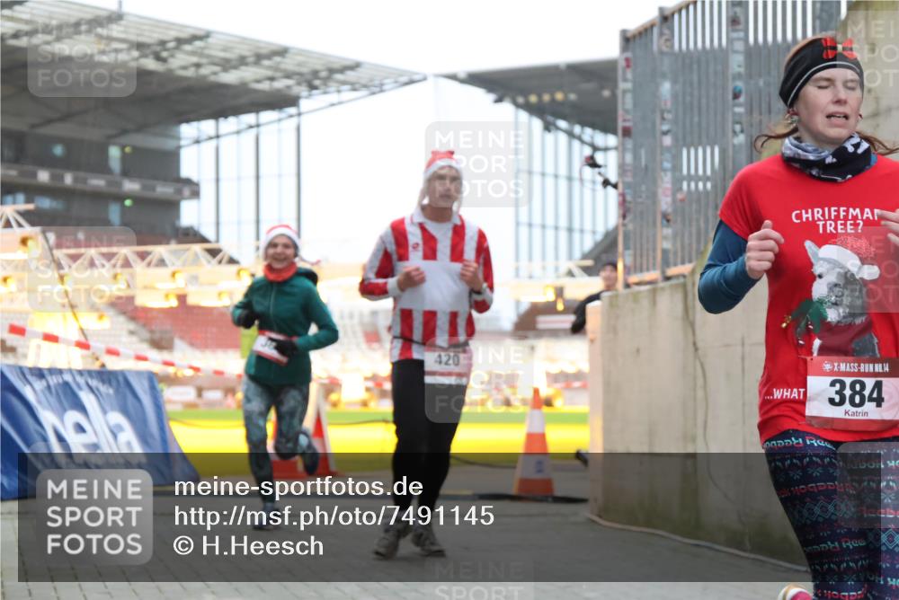 08.12.2024 - St. Pauli X-Mass-Run No. 14 H.Heesch http://msf.ph/oto/7491145 08.12.2024 09:57:16 Ziel 384, 1741, 1754, 2956, 3139, 364, 384, 420, 755, 763, 1982, 3022 meine-sportfotos.de