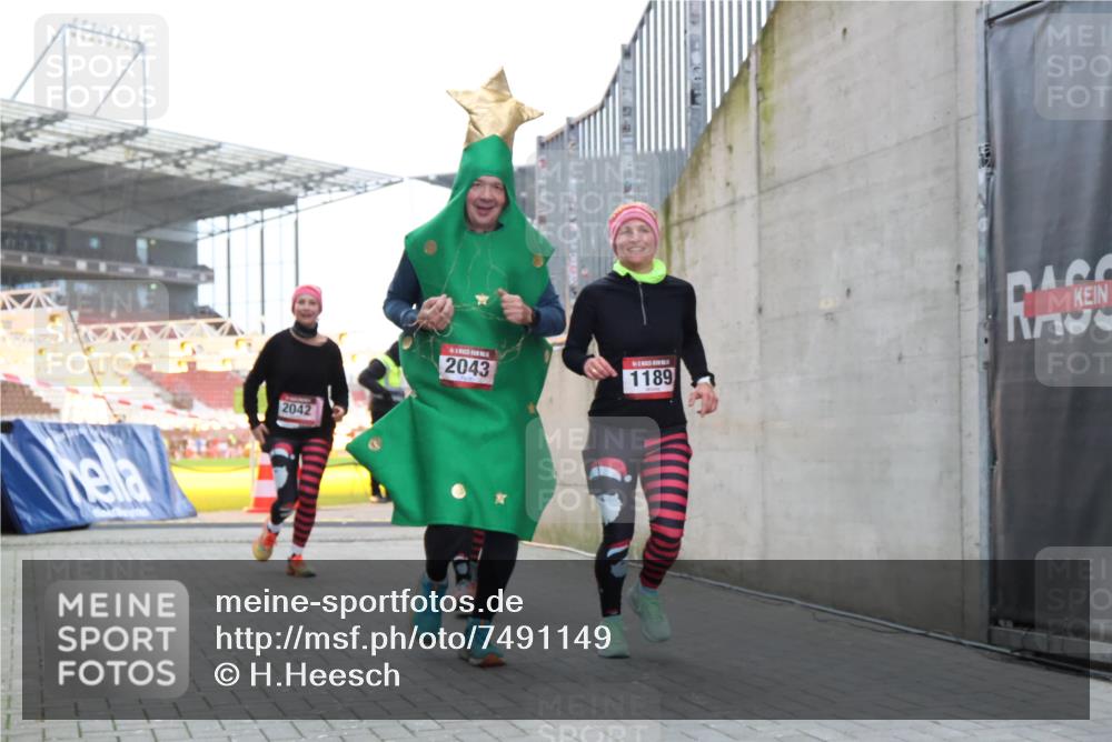 08.12.2024 - St. Pauli X-Mass-Run No. 14 H.Heesch http://msf.ph/oto/7491149 08.12.2024 10:05:11 Ziel 76, 172, 2043, 2937, 1189, 1355, 2042, 2043 meine-sportfotos.de