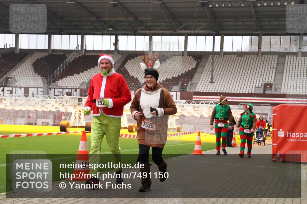 08.12.2024 - St. Pauli X-Mass-Run No. 14 Yannick Fuchs http://msf.ph/oto/7491150 08.12.2024 10:42:23 Ziel 1334, 1528, 3235 meine-sportfotos.de