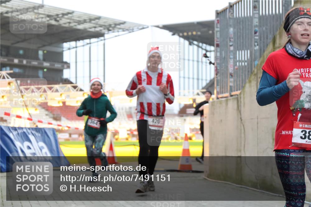 08.12.2024 - St. Pauli X-Mass-Run No. 14 H.Heesch http://msf.ph/oto/7491151 08.12.2024 09:57:16 Ziel 384, 1741, 1754, 2956, 3139, 364, 384, 420, 755, 763, 1982, 3022 meine-sportfotos.de