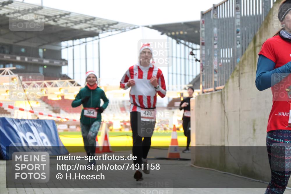 08.12.2024 - St. Pauli X-Mass-Run No. 14 H.Heesch http://msf.ph/oto/7491158 08.12.2024 09:57:16 Ziel 384, 1741, 1754, 2956, 3139, 364, 384, 420, 755, 763, 1982, 3022 meine-sportfotos.de