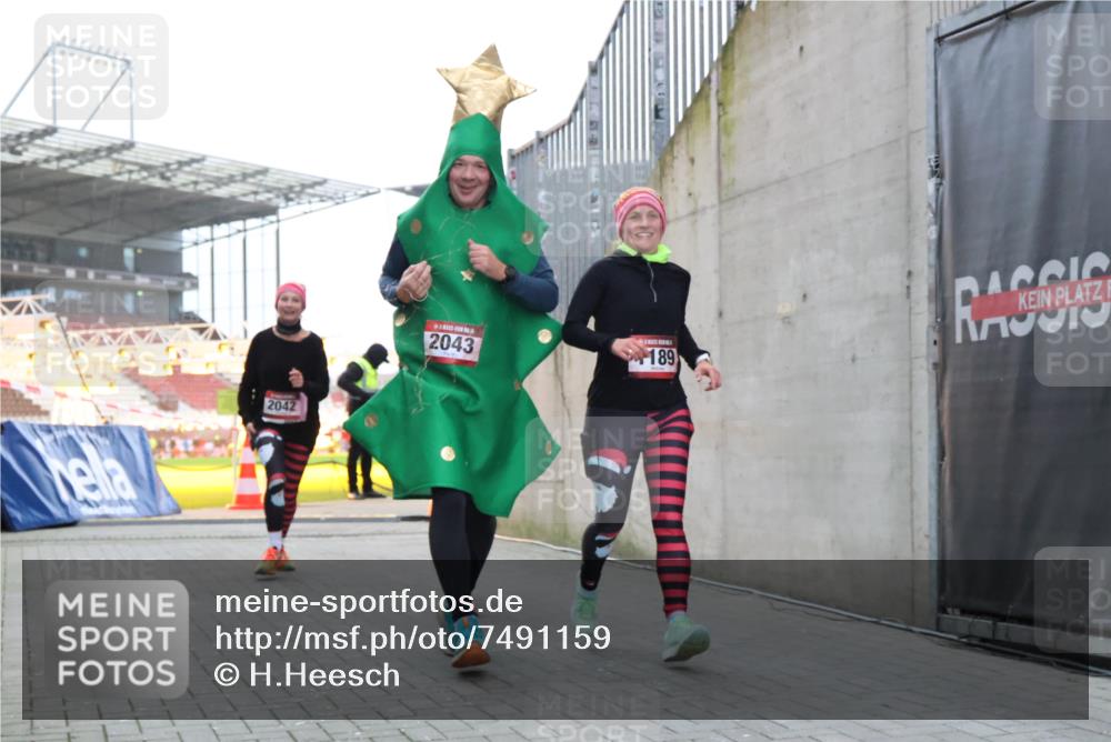 08.12.2024 - St. Pauli X-Mass-Run No. 14 H.Heesch http://msf.ph/oto/7491159 08.12.2024 10:05:11 Ziel 76, 172, 2043, 2937, 1189, 1355, 2042, 2043 meine-sportfotos.de