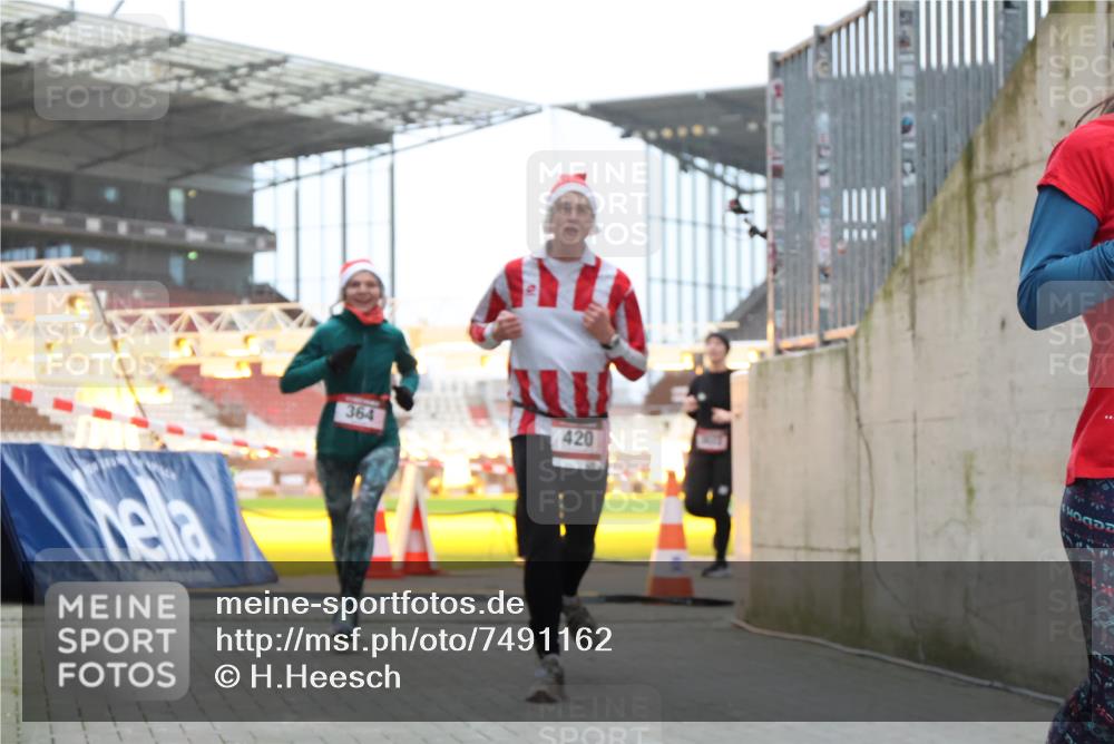 08.12.2024 - St. Pauli X-Mass-Run No. 14 H.Heesch http://msf.ph/oto/7491162 08.12.2024 09:57:16 Ziel 384, 1741, 1754, 2956, 3139, 364, 384, 420, 755, 763, 1982, 3022 meine-sportfotos.de