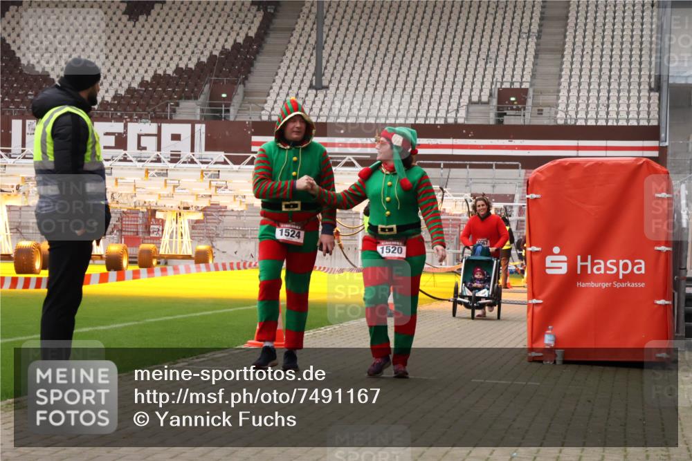 08.12.2024 - St. Pauli X-Mass-Run No. 14 Yannick Fuchs http://msf.ph/oto/7491167 08.12.2024 10:42:26 Ziel 1334, 1528, 2067, 3235 meine-sportfotos.de