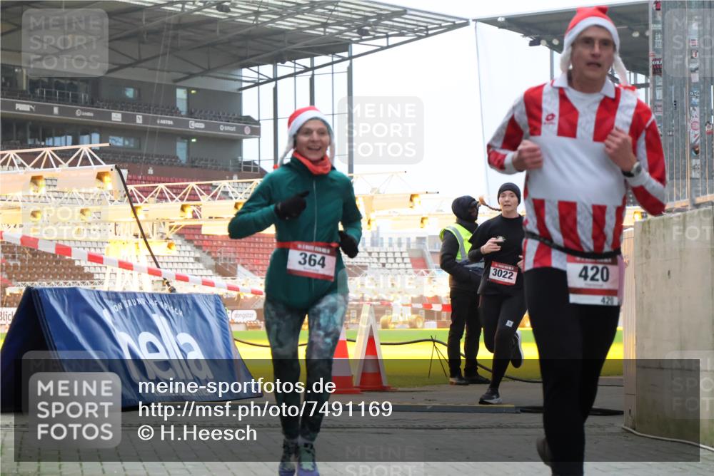 08.12.2024 - St. Pauli X-Mass-Run No. 14 H.Heesch http://msf.ph/oto/7491169 08.12.2024 09:57:17 Ziel 364, 384, 420, 1741, 1754, 2956, 3139, 364, 384, 420, 755, 763, 904, 1982, 3022 meine-sportfotos.de