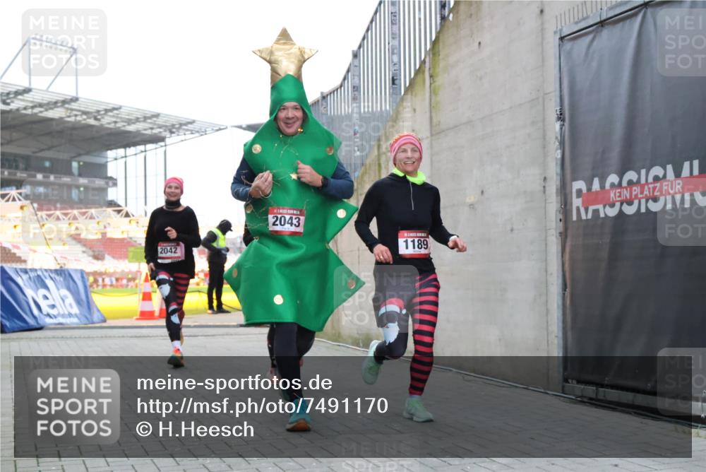 08.12.2024 - St. Pauli X-Mass-Run No. 14 H.Heesch http://msf.ph/oto/7491170 08.12.2024 10:05:11 Ziel 76, 172, 2043, 2937, 1189, 1355, 2042, 2043 meine-sportfotos.de