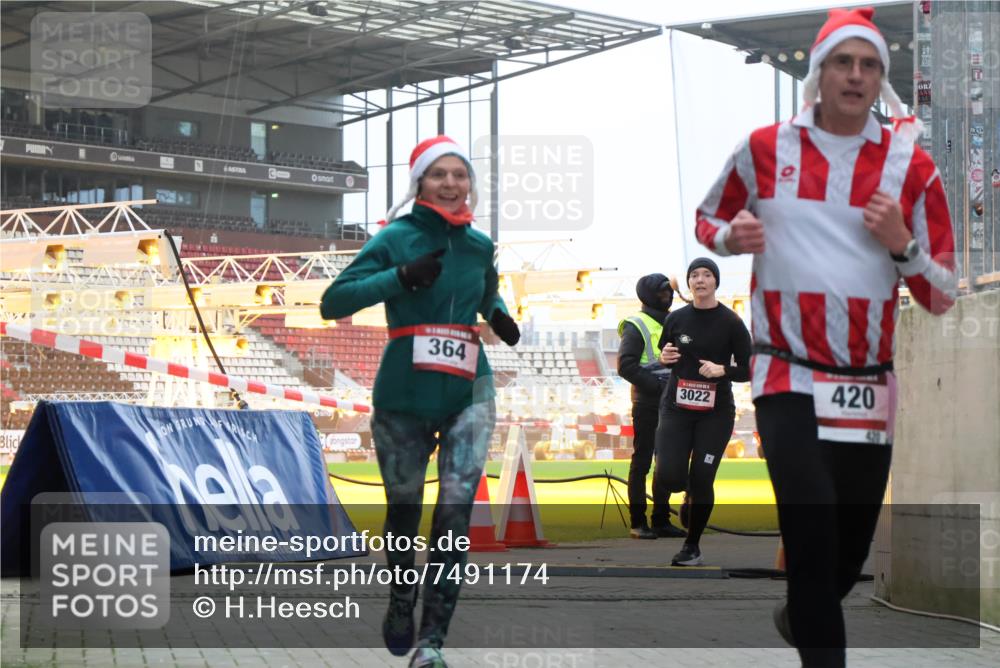 08.12.2024 - St. Pauli X-Mass-Run No. 14 H.Heesch http://msf.ph/oto/7491174 08.12.2024 09:57:17 Ziel 364, 384, 420, 1741, 1754, 2956, 3139, 364, 384, 420, 755, 763, 904, 1982, 3022 meine-sportfotos.de