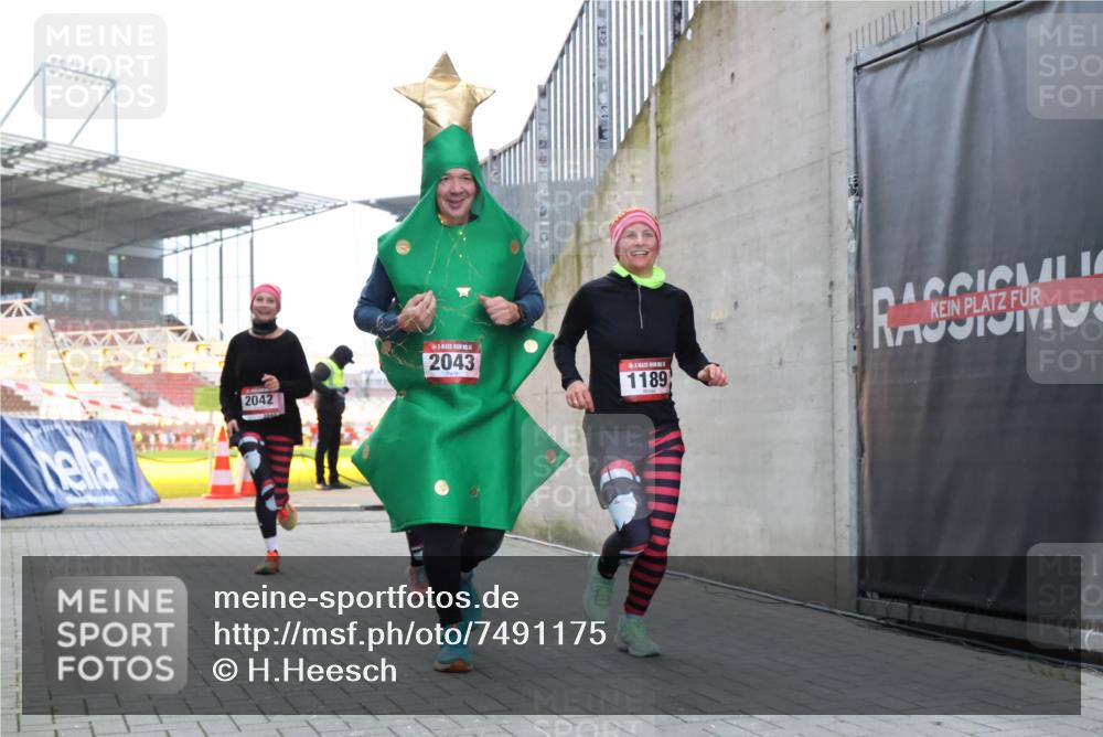 08.12.2024 - St. Pauli X-Mass-Run No. 14 H.Heesch http://msf.ph/oto/7491175 08.12.2024 10:05:11 Ziel 76, 172, 2043, 2937, 1189, 1355, 2042, 2043 meine-sportfotos.de