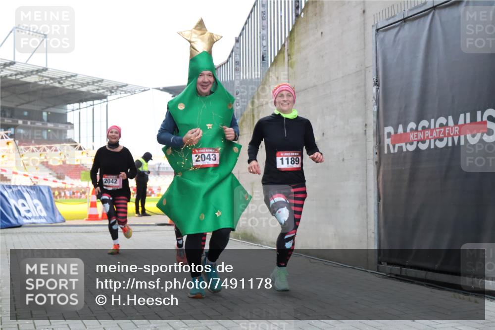 08.12.2024 - St. Pauli X-Mass-Run No. 14 H.Heesch http://msf.ph/oto/7491178 08.12.2024 10:05:11 Ziel 76, 172, 2043, 2937, 1189, 1355, 2042, 2043 meine-sportfotos.de