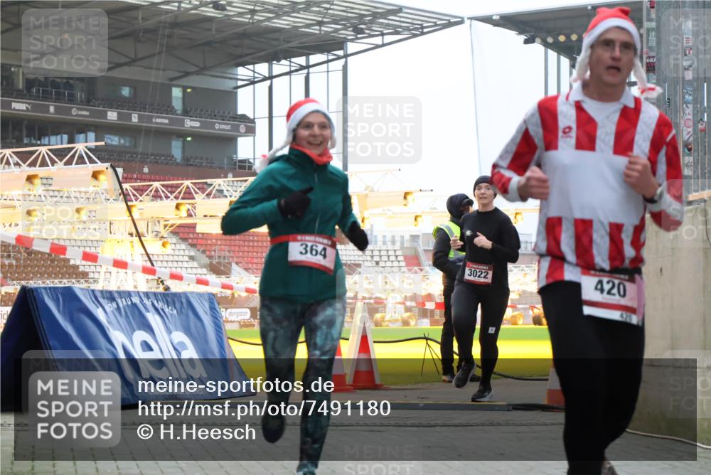 08.12.2024 - St. Pauli X-Mass-Run No. 14 H.Heesch http://msf.ph/oto/7491180 08.12.2024 09:57:17 Ziel 364, 384, 420, 1741, 1754, 2956, 3139, 364, 384, 420, 755, 763, 904, 1982, 3022 meine-sportfotos.de