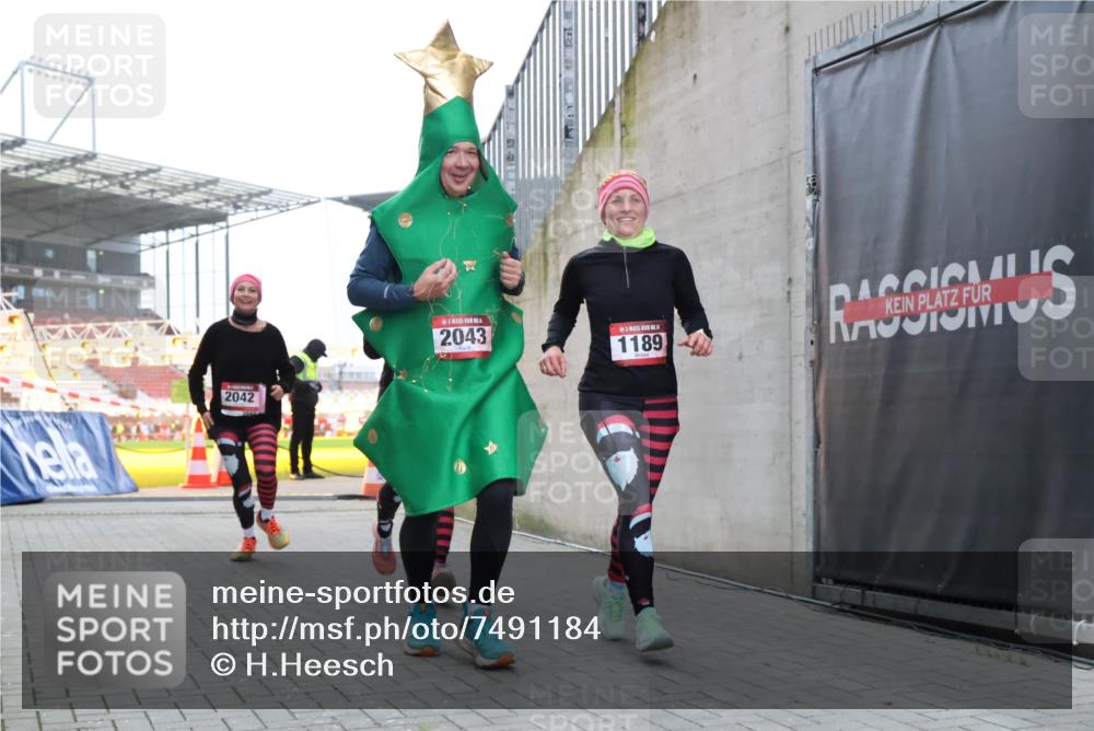 08.12.2024 - St. Pauli X-Mass-Run No. 14 H.Heesch http://msf.ph/oto/7491184 08.12.2024 10:05:11 Ziel 76, 172, 2043, 2937, 1189, 1355, 2042, 2043 meine-sportfotos.de