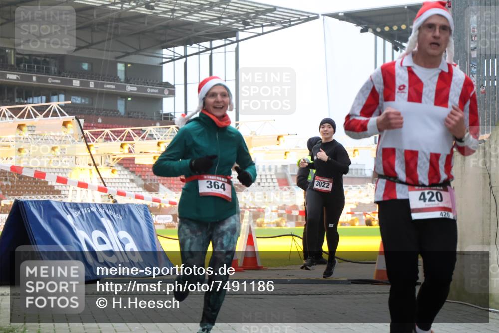 08.12.2024 - St. Pauli X-Mass-Run No. 14 H.Heesch http://msf.ph/oto/7491186 08.12.2024 09:57:17 Ziel 364, 384, 420, 1741, 1754, 2956, 3139, 364, 384, 420, 755, 763, 904, 1982, 3022 meine-sportfotos.de