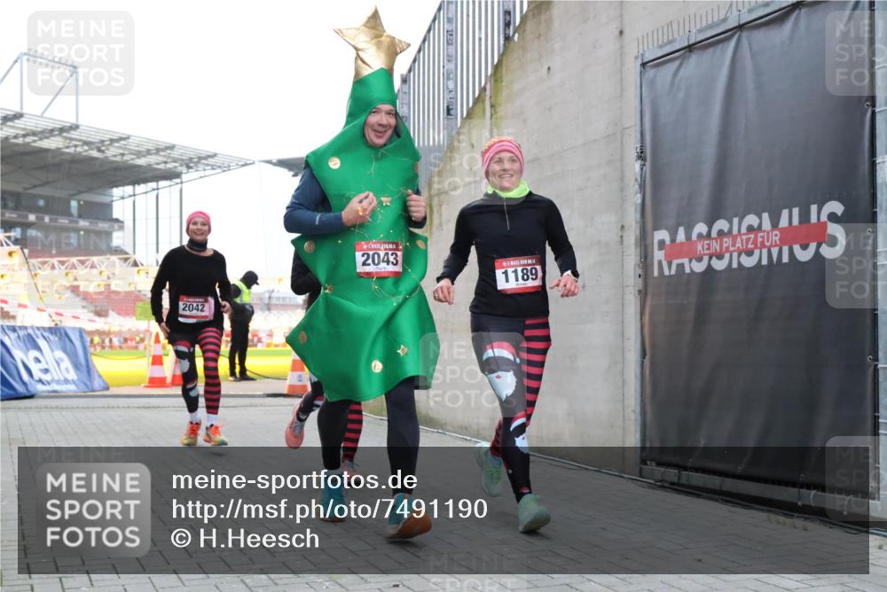 08.12.2024 - St. Pauli X-Mass-Run No. 14 H.Heesch http://msf.ph/oto/7491190 08.12.2024 10:05:12 Ziel 76, 1189, 2043, 2937, 1189, 1355, 2042, 2043 meine-sportfotos.de