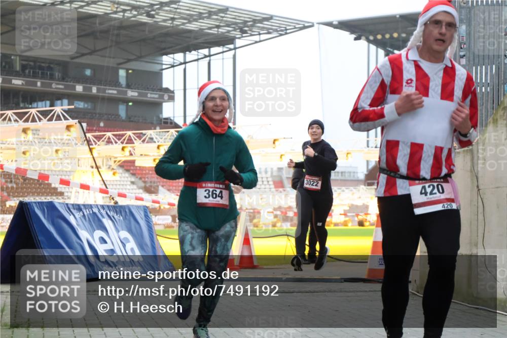 08.12.2024 - St. Pauli X-Mass-Run No. 14 H.Heesch http://msf.ph/oto/7491192 08.12.2024 09:57:17 Ziel 364, 384, 420, 1741, 1754, 2956, 3139, 364, 384, 420, 755, 763, 904, 1982, 3022 meine-sportfotos.de