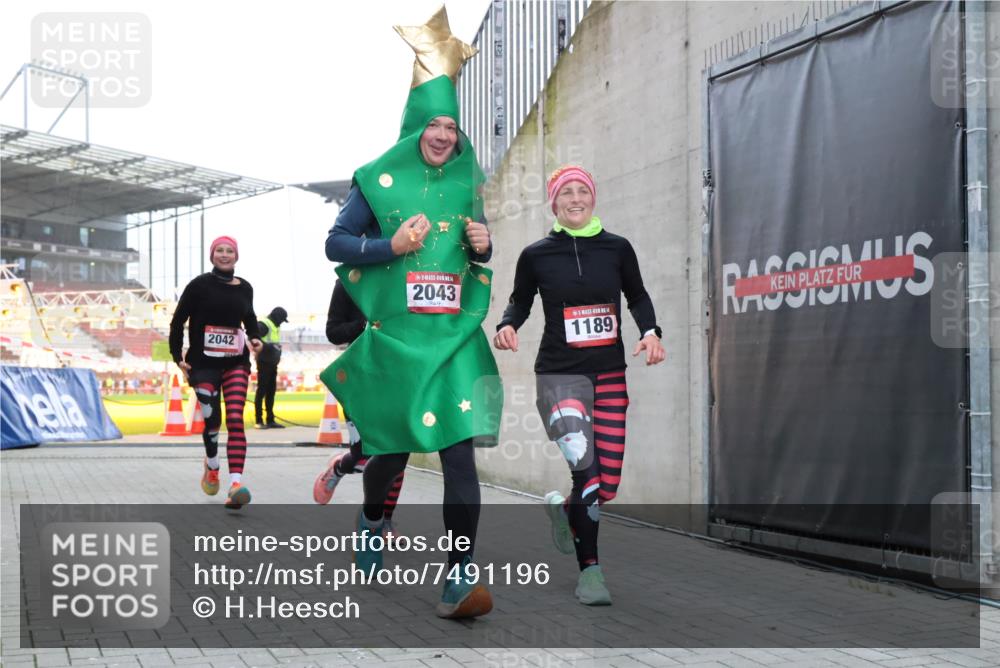 08.12.2024 - St. Pauli X-Mass-Run No. 14 H.Heesch http://msf.ph/oto/7491196 08.12.2024 10:05:12 Ziel 76, 1189, 2043, 2937, 1189, 1355, 2042, 2043 meine-sportfotos.de