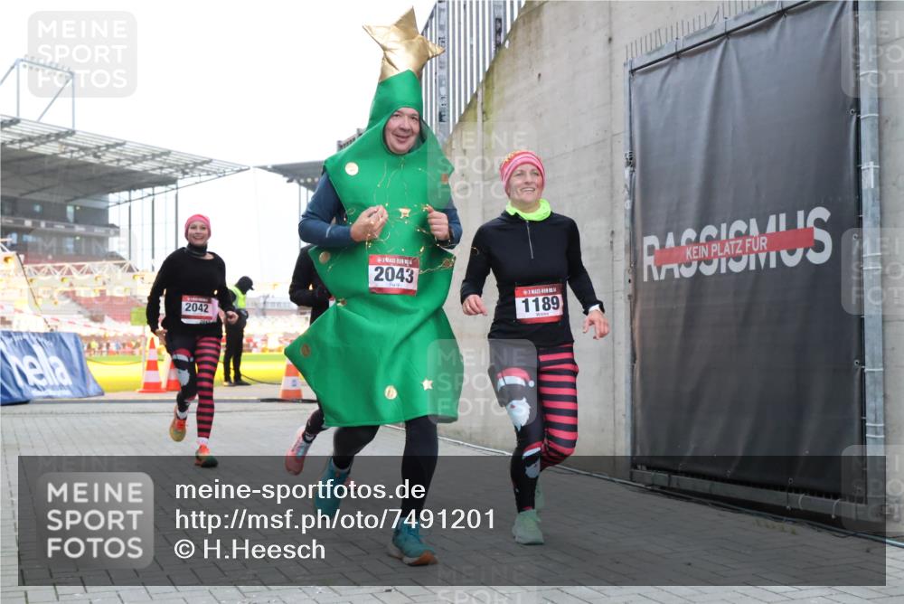 08.12.2024 - St. Pauli X-Mass-Run No. 14 H.Heesch http://msf.ph/oto/7491201 08.12.2024 10:05:12 Ziel 76, 1189, 2043, 2937, 1189, 1355, 2042, 2043 meine-sportfotos.de
