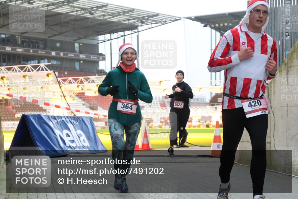 08.12.2024 - St. Pauli X-Mass-Run No. 14 H.Heesch http://msf.ph/oto/7491202 08.12.2024 09:57:17 Ziel 364, 384, 420, 1741, 1754, 2956, 3139, 364, 384, 420, 755, 763, 904, 1982, 3022 meine-sportfotos.de