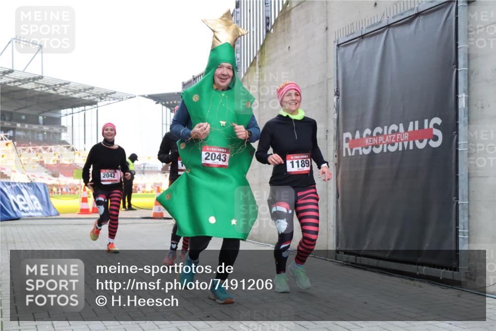 08.12.2024 - St. Pauli X-Mass-Run No. 14 H.Heesch http://msf.ph/oto/7491206 08.12.2024 10:05:12 Ziel 76, 1189, 2043, 2937, 1189, 1355, 2042, 2043 meine-sportfotos.de