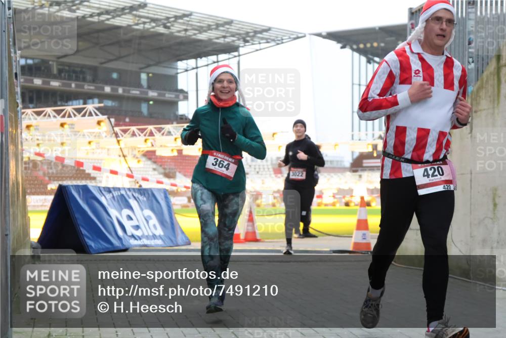 08.12.2024 - St. Pauli X-Mass-Run No. 14 H.Heesch http://msf.ph/oto/7491210 08.12.2024 09:57:17 Ziel 364, 384, 420, 1741, 1754, 2956, 3139, 364, 384, 420, 755, 763, 904, 1982, 3022 meine-sportfotos.de