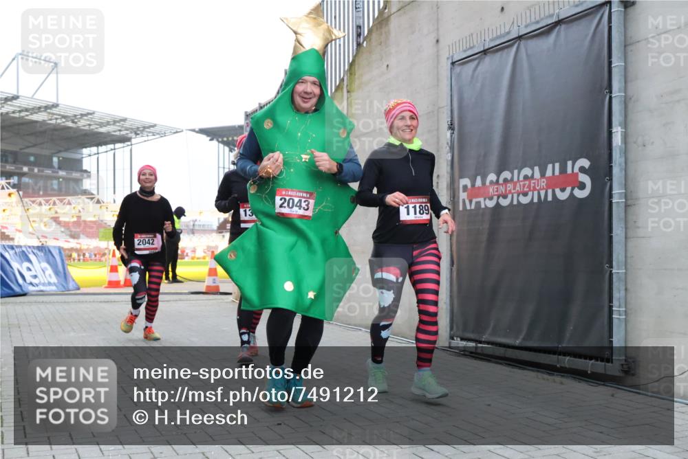 08.12.2024 - St. Pauli X-Mass-Run No. 14 H.Heesch http://msf.ph/oto/7491212 08.12.2024 10:05:12 Ziel 76, 1189, 2043, 2937, 1189, 1355, 2042, 2043 meine-sportfotos.de