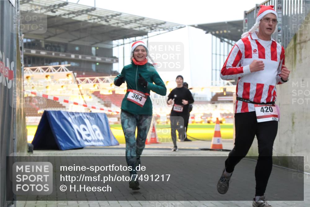 08.12.2024 - St. Pauli X-Mass-Run No. 14 H.Heesch http://msf.ph/oto/7491217 08.12.2024 09:57:18 Ziel 364, 384, 420, 1741, 1754, 2956, 3139, 364, 384, 420, 755, 763, 904, 1982, 3022 meine-sportfotos.de