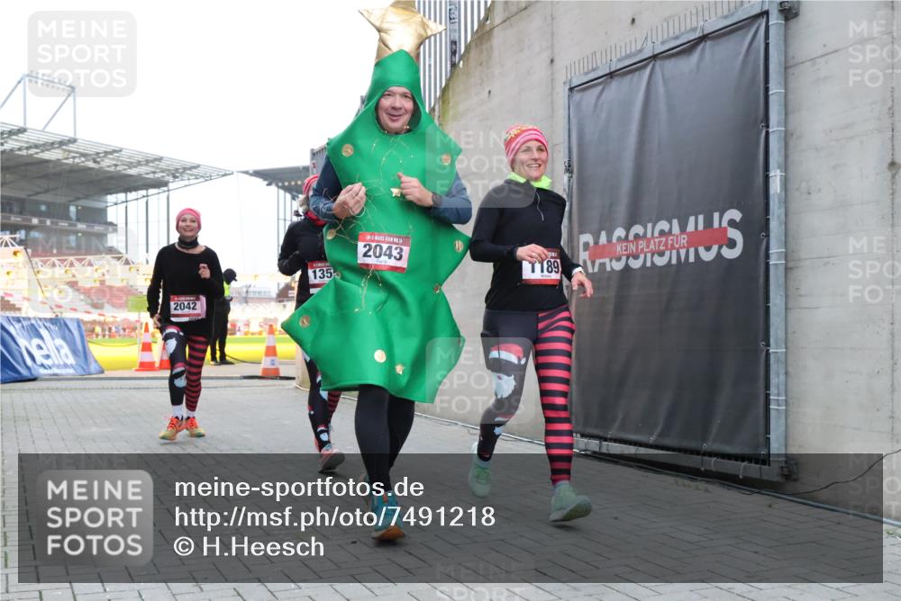 08.12.2024 - St. Pauli X-Mass-Run No. 14 H.Heesch http://msf.ph/oto/7491218 08.12.2024 10:05:12 Ziel 76, 1189, 2043, 2937, 1189, 1355, 2042, 2043 meine-sportfotos.de