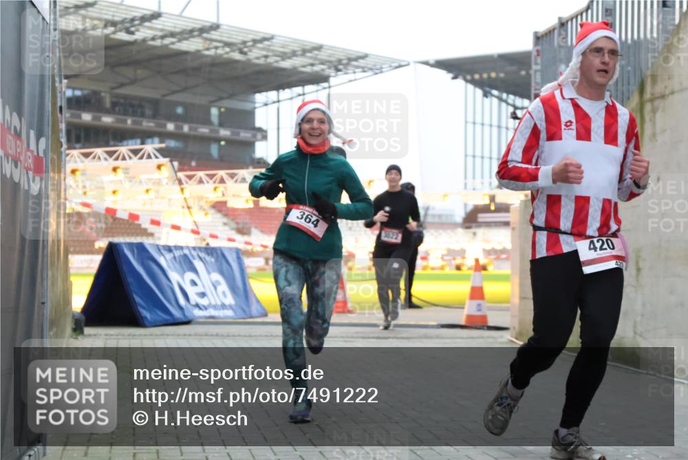 08.12.2024 - St. Pauli X-Mass-Run No. 14 H.Heesch http://msf.ph/oto/7491222 08.12.2024 09:57:18 Ziel 364, 384, 420, 1741, 1754, 2956, 3139, 364, 384, 420, 755, 763, 904, 1982, 3022 meine-sportfotos.de