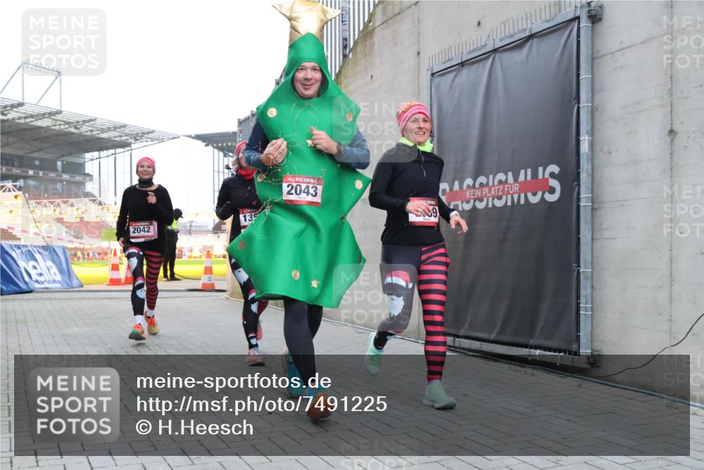 08.12.2024 - St. Pauli X-Mass-Run No. 14 H.Heesch http://msf.ph/oto/7491225 08.12.2024 10:05:12 Ziel 76, 1189, 2043, 2937, 1189, 1355, 2042, 2043 meine-sportfotos.de