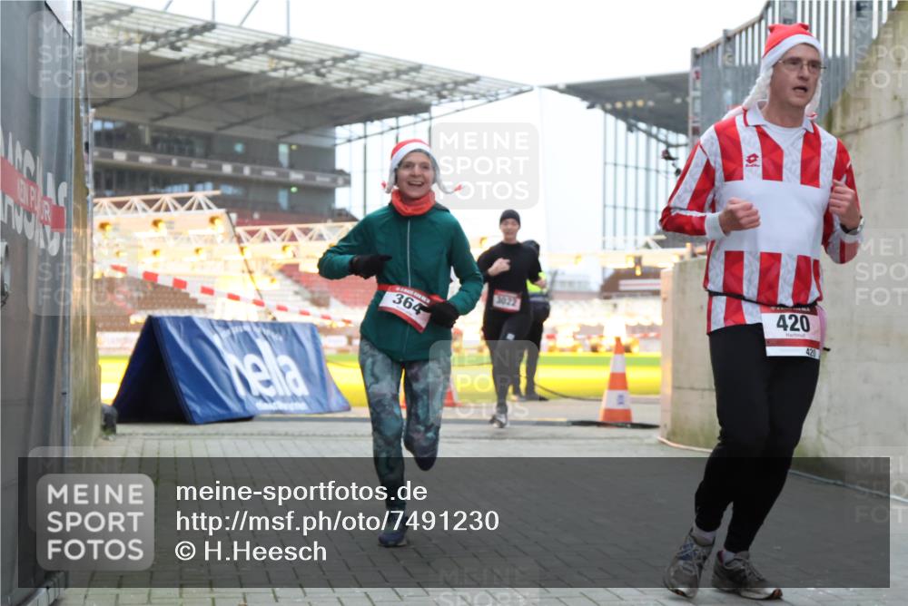08.12.2024 - St. Pauli X-Mass-Run No. 14 H.Heesch http://msf.ph/oto/7491230 08.12.2024 09:57:18 Ziel 364, 384, 420, 1741, 1754, 2956, 3139, 364, 384, 420, 755, 763, 904, 1982, 3022 meine-sportfotos.de