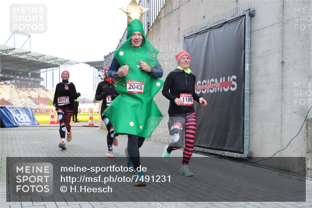 08.12.2024 - St. Pauli X-Mass-Run No. 14 H.Heesch http://msf.ph/oto/7491231 08.12.2024 10:05:12 Ziel 76, 1189, 2043, 2937, 1189, 1355, 2042, 2043 meine-sportfotos.de